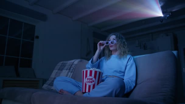 Wanita Muda Kaukasia Makan Popcorn Dan Menonton Film Horor Rumah — Stok Video