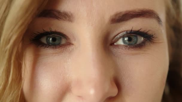 Genç Çekici Bir Kadının Yarım Suratını Kapat Gözlerini Kırp Sarışın — Stok video