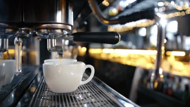 Μηχανή Καφέ Priofessional Ρίχνει Καφέ Ένα Φλιτζάνι Ένα Εστιατόριο Αργή — Αρχείο Βίντεο