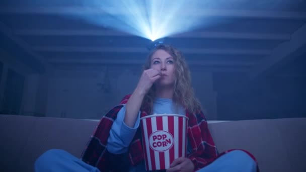 Kobieta Kręconymi Włosami Oglądająca Koncert Projektorze Jedząca Popcorn Tańcząca Kanapie — Wideo stockowe