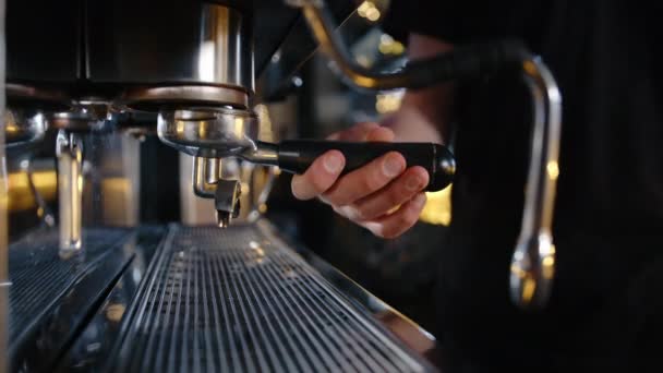 Barista Φτιάχνει Καφέ Μια Καφετιέρα Ένα Εστιατόριο Αργή Κίνηση Υψηλής — Αρχείο Βίντεο