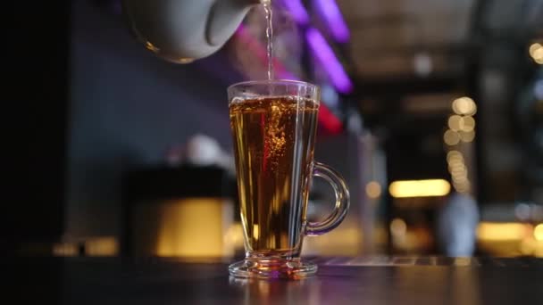 Caldo Viene Versato Bicchiere Sul Bancone Del Bar Caffè Primo — Video Stock