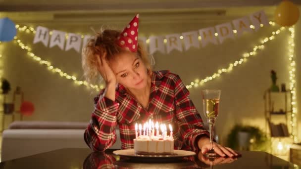 Smutna Kobieta Patrzy Tort Urodzinowy Wieloma Świecami Przed Odejściem Pewnie — Wideo stockowe