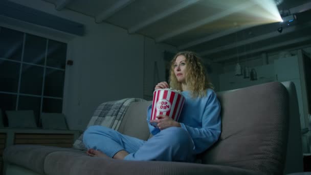 Wanita Muda Kaukasia Makan Popcorn Dan Menikmati Menonton Film Rumah — Stok Video