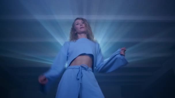 Kobieta Tańcząca Oglądająca Koncert Projektorze Domu Szczęśliwa Blondynka Dobrze Się — Wideo stockowe