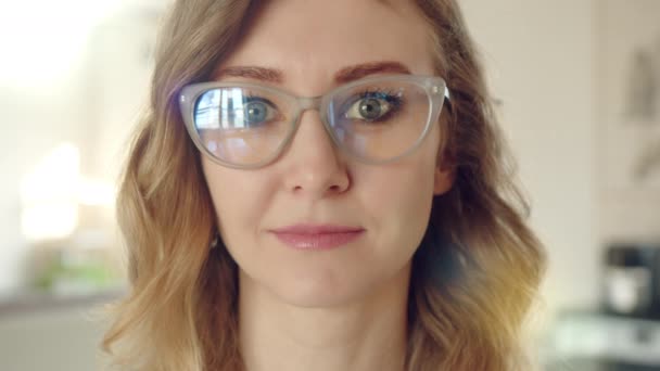 Närbild Söt Kvinna Glasögon Med Blont Lockigt Hår Lätt Make — Stockvideo