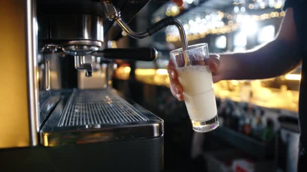 プロのコーヒーマシンがレストランのカップにホットミルクを注ぐ 高品質4K映像 — ストック動画