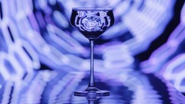 透明的酒杯耸立在蓝色六角形管状图案的正前方 模式正在以缓慢的速度在后台移动 高质量的4K镜头 — 图库视频影像