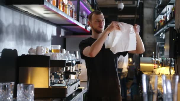 Barista Veegt Een Glas Met Een Handdoek Aan Het Begin — Stockvideo