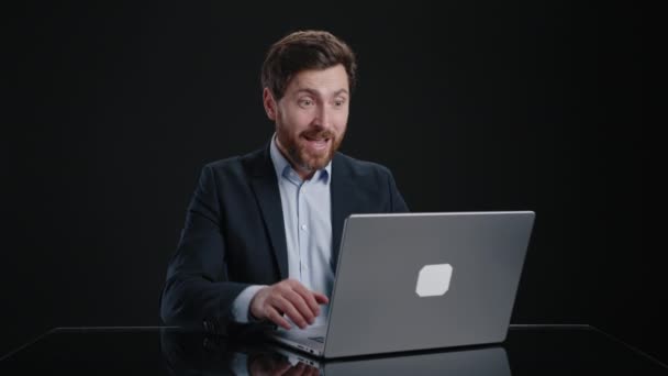 Egy Fekete Öltönyös Férfi Nézi Laptopot Boldogan Éljenez Öklével Levegőben — Stock videók