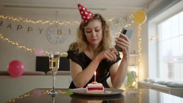 Une Femme Assise Devant Gâteau Vérifiant Son Téléphone Puis Regarde — Video