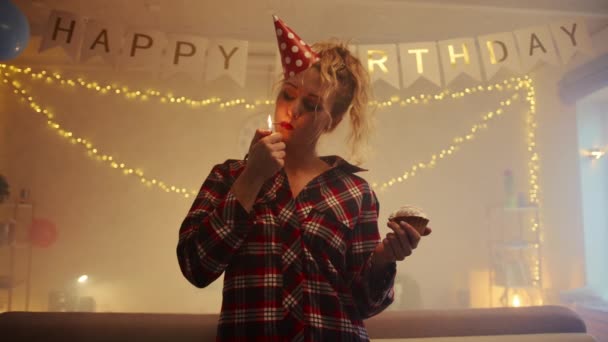 Una Donna Triste Tiene Cupcake Accende Una Candela Poi Mette — Video Stock