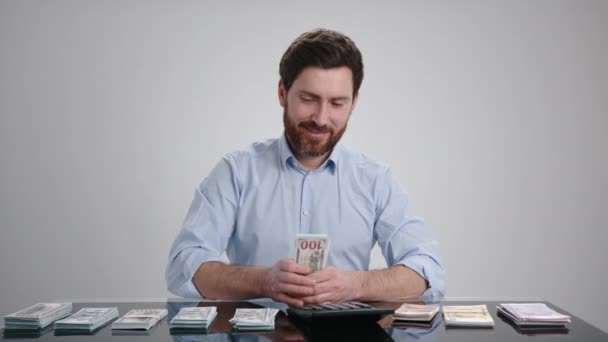 Hombre Con Una Camisa Azul Contando Dinero Mostrando Resultado Calculadora — Vídeos de Stock