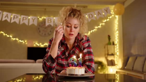 Elinde Şampanya Kadehi Olan Üzgün Bir Kadın Doğum Günü Pastasına — Stok video