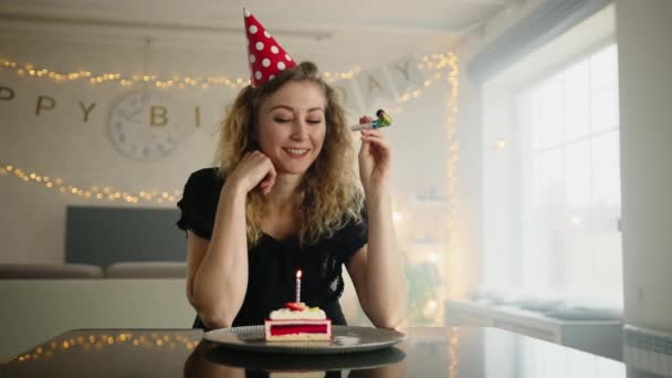Kobieta Czepku Imprezowym Dmuchająca Imprezkę Podczas Urodzinowego Święta Kobieta Jest — Wideo stockowe