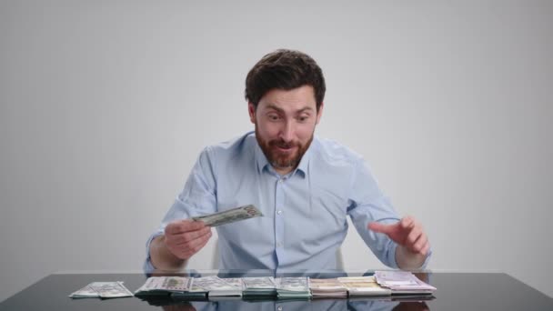 Ένας Άντρας Μπλε Πουκάμισο Που Κοιτάζει Τις Στοίβες Λεφτά Και — Αρχείο Βίντεο