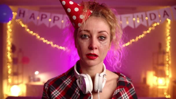 Płacząca Kobieta Imprezowej Czapce Wycierająca Twarz Tortu Urodzinowego Patrząca Kamerę — Wideo stockowe