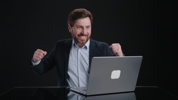 Siyah Takım Elbiseli Bir Adam Dizüstü Bilgisayara Bakıyor Alkışlıyor Yumruklarını — Stok video