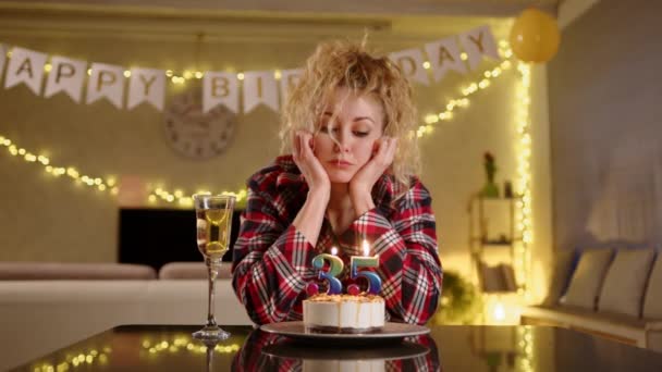 生日蛋糕上 一个头发卷曲的心烦意乱的女人吹着35号形状的蜡烛 她看起来可能因为年纪越来越大而烦恼 高质量的4K镜头 — 图库视频影像
