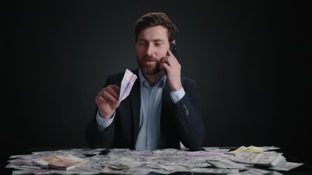 Egy Öltönyös Férfi Kidobott Egy Papírrepülőt Bankjegyből Miközben Telefonált Boldognak — Stock videók