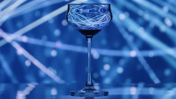 蓝色和白色灯饰前的透明酒杯 杯子反射着轻豆 并以有趣的方式扭曲它们 高质量的4K镜头 — 图库视频影像