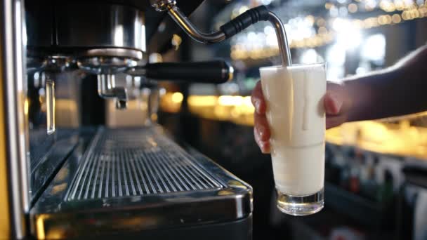Priofessional Καφετιέρα Ρίχνει Ζεστό Γάλα Ένα Φλιτζάνι Ένα Εστιατόριο Υψηλής — Αρχείο Βίντεο