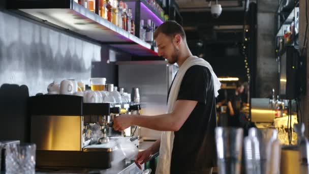 Barista Wast Een Glas Stoom Een Professioneel Koffiezetapparaat Langzame Beweging — Stockvideo
