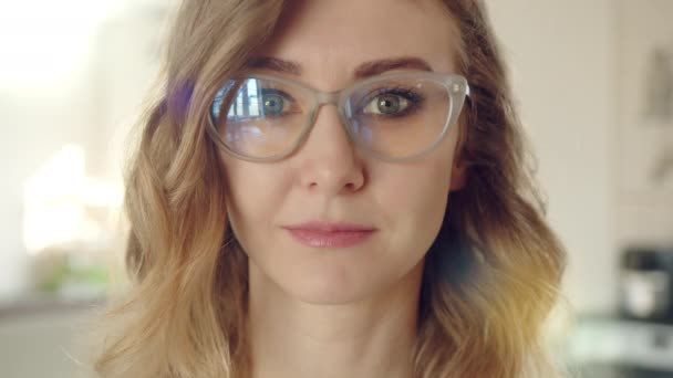 Atraktivní Mladá Vážná Ženská Tvář Brýlích Žena Krátké Kudrnaté Blond — Stock video