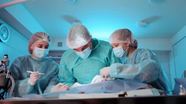 Médico Medio Operación Con Enfermeras Que Asisten Las Enfermeras Ayudan — Vídeos de Stock