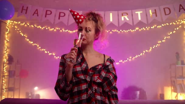 パーティールームで一人で飲んでいる誕生日キャップの悲しい泣いている女性 彼女はメイクを実行しており 何かによって視覚的に動揺しています 高品質4K映像 — ストック動画
