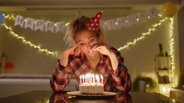 Zdenerwowana Kobieta Patrząca Tort Przed Położeniem Ręki Płomieniach Świeczek Urodzinowych — Wideo stockowe