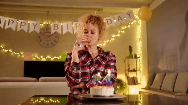 Bir Bardak Şampanya Içerken Doğum Günü Pastasına Bakan Üzgün Bir — Stok video