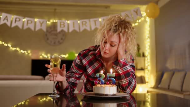 Kıvırcık Saçlı Üzgün Bir Kadın Doğum Günü Pastasına Numara Şeklinde — Stok video