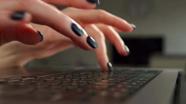 Närbild Kvinnliga Snygga Händer Med Manikyrerade Handnaglar Som Snabbt Skriver — Stockvideo