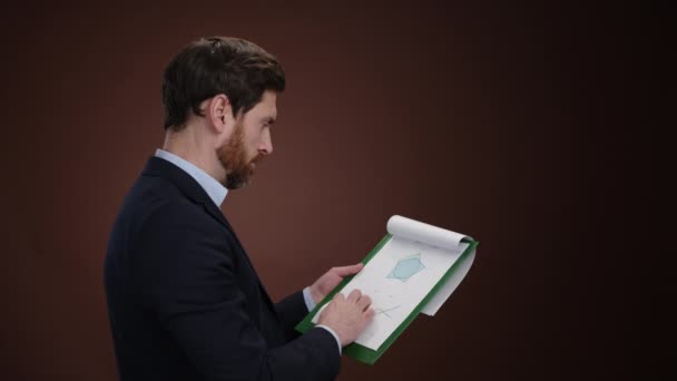 Muž Obleku Který Kontroluje Grafy Svém Tabletu Otáčí Papíry Pěkně — Stock video