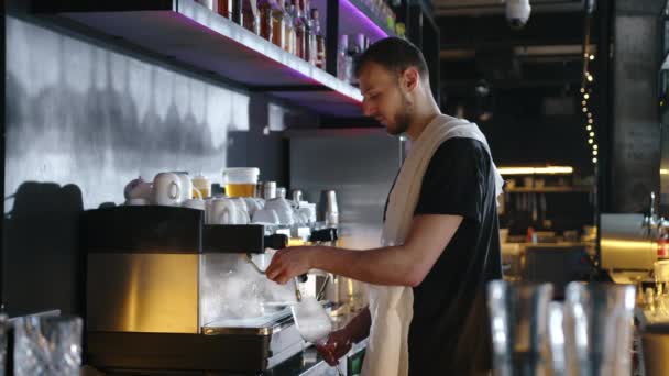 Barista Πλένει Ένα Ποτήρι Ατμό Μια Επαγγελματική Καφετιέρα Αργή Κίνηση — Αρχείο Βίντεο