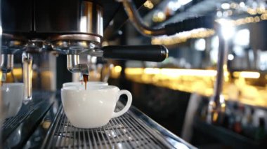 Priofessional kahve makinesi bir restoranda bir fincana kahve doldurur. Ağır çekim. Yüksek kalite 4k görüntü