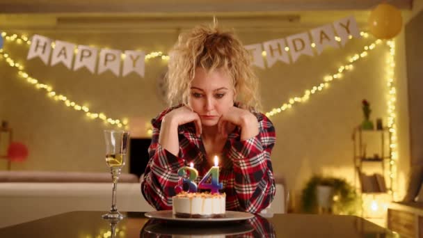 Una Donna Sconvolta Che Guarda Torta Compleanno Soffia Candele Con — Video Stock