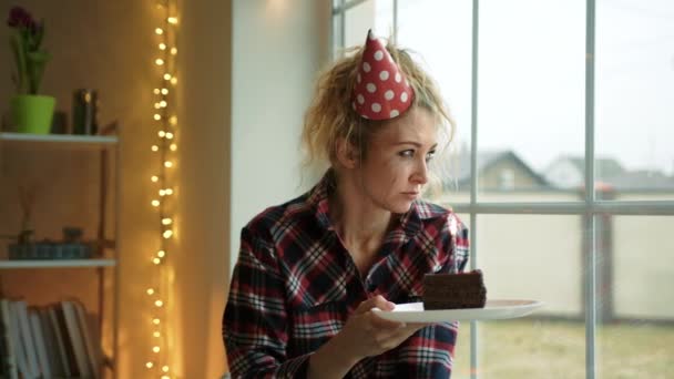 Woman Runny Make Looks Window Piece Cake She Looks Upset — Stock Video