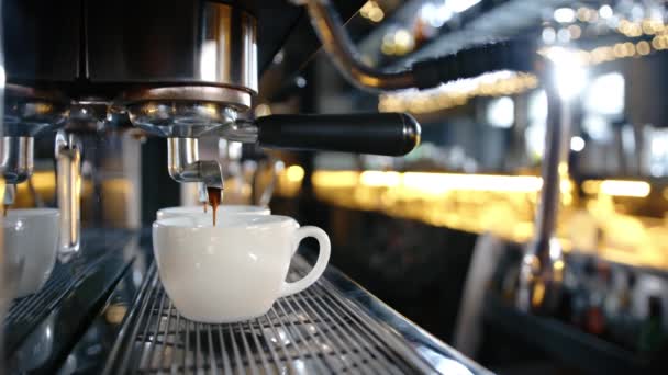 Priofessional Kávéfőző Egy Étteremben Kávét Önt Egy Pohárba Lassított Felvétel — Stock videók