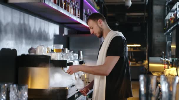 Barista Πλένει Ένα Ποτήρι Ατμό Μια Επαγγελματική Καφετιέρα Αργή Κίνηση — Αρχείο Βίντεο