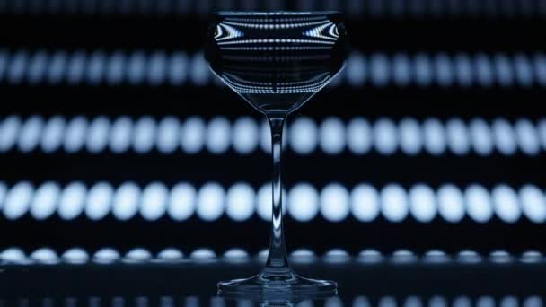 透明的酒杯正立在一个落下来的斑点状图案的后面 葡萄酒杯中反映了直线点效应 高质量的4K镜头 — 图库视频影像