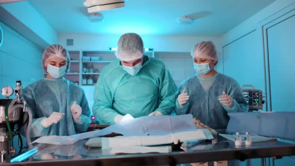 Médecin Pleine Opération Avec Des Infirmières Qui Assistent Les Infirmières — Video