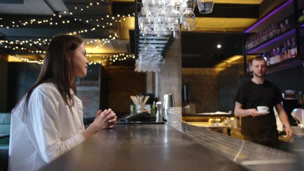 Gülümseyen Barmen Kahve Servisi Yapıyor Müşteriyle Konuşuyor Yüksek Kalite Görüntü — Stok video