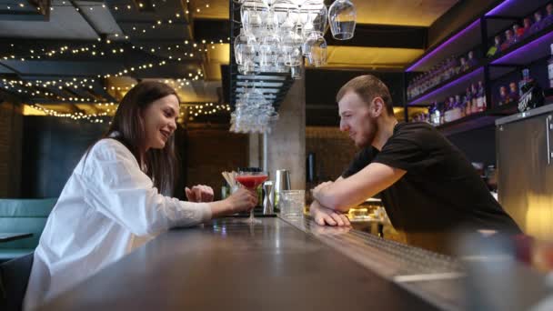 Barman Faz Cocktail Para Hóspede Restaurante Bar Câmara Lenta Imagens — Vídeo de Stock