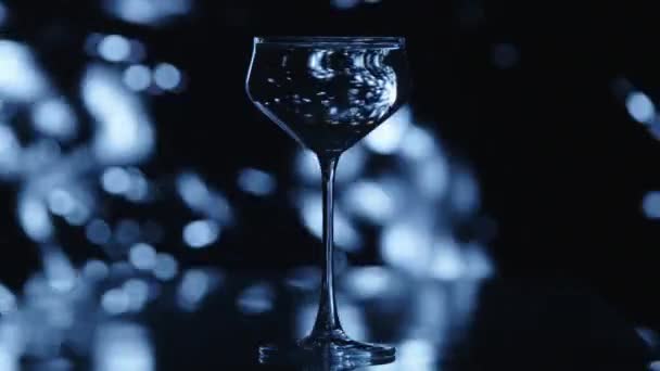背景上清晰的酒杯正站在飘落的雪中 其效果反映在酒杯中 高质量的4K镜头 — 图库视频影像