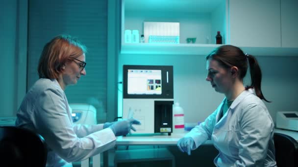 Doktorky Laboratorních Pláštích Něco Otírají Vzorek Tkáně Jsou Laboratoři Vypadají — Stock video
