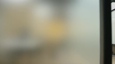 Kafkas iş adamının ara verdiği yakın plan çekimler. Resmi takım elbiseli beyaz girişimci koridor boyunca yürüyor ve akıllı telefon kullanıyor. Yüksek kalite 4k görüntü