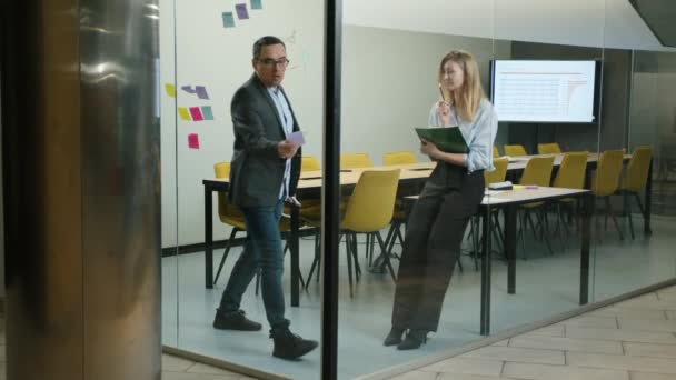 Beyaz Adam Kadın Çıkartmalara Yazıyorlar Modern Ofis Alanındaki Mali Raporları — Stok video