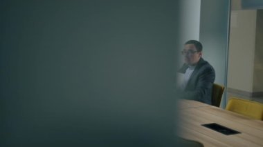 Bir sorunu çözmek için beyin fırtınası yapan beyaz bir adamın portresi. Modern ofis alanında iş birliği yapan erkek ve bayan meslektaşlar. Yüksek kalite 4k görüntü